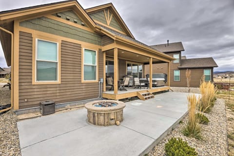 Relaxing Granby Home with Deck and Mountain Views! Maison in Granby