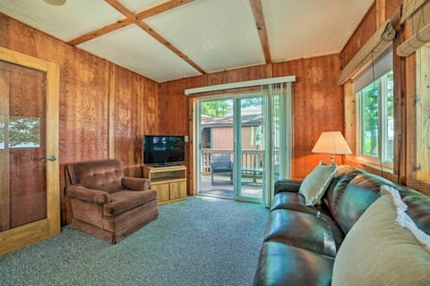 Waterfront Tawas Lake Retreat with Fire Pit! Casa in East Tawas