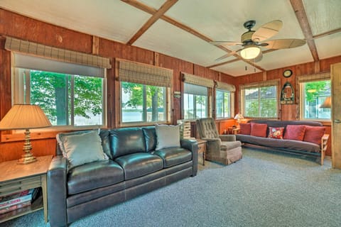Waterfront Tawas Lake Retreat with Fire Pit! Casa in East Tawas