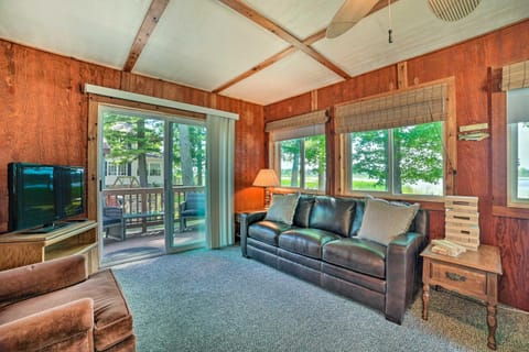 Waterfront Tawas Lake Retreat with Fire Pit! Haus in East Tawas