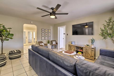 Pet-Friendly Peoria Home Patio, Grill and Foosball! Casa in Glendale