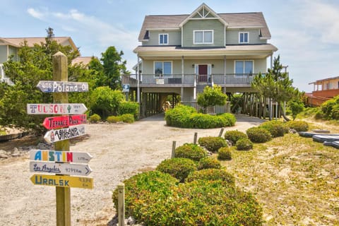 Azohva by Oak Island Accommodations Maison in Caswell Beach