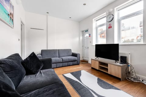 Spacious 2 bed Apartment with FREE PARKING for 2 cars and underground station Zone 2 for quick access to Central London up to 8 guests Apartment in London