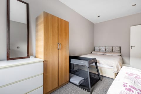 Spacious 2 bed Apartment with FREE PARKING for 2 cars and underground station Zone 2 for quick access to Central London up to 8 guests Apartment in London