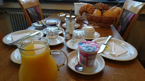 Gästehaus Café Heck Titisee Übernachtung mit Frühstück in Titisee-Neustadt