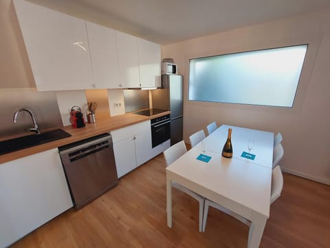 Kitchen or kitchenette, Dining area