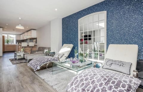 SILVERINGS a Beautifully designed Luxurious Townhouse Villa in Romford