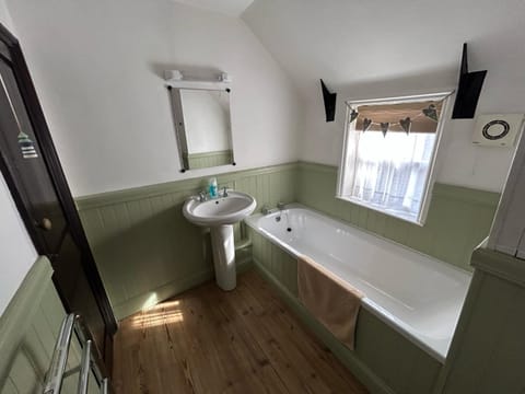 Entire 2 Bedroom Cottage in Whitby House in Whitby
