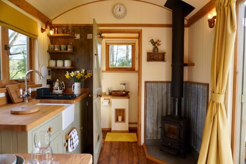 Little Ash Glamping - Luxury Shepherd's Huts House in Teignbridge