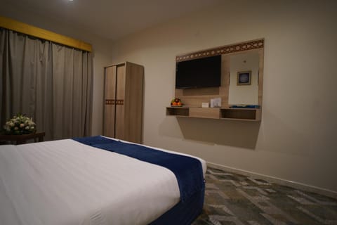 Bed, TV and multimedia, Bedroom