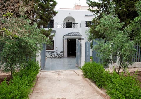 Property building, Facade/entrance, Spring, Day, Garden, Garden view