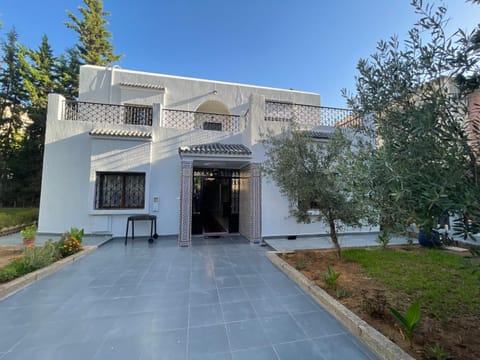 Property building, Facade/entrance, Day, Garden, Garden view