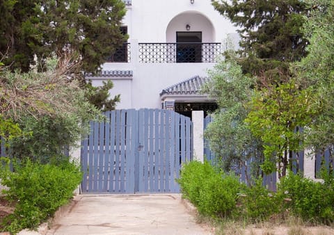 Property building, Facade/entrance, Day, Garden view, Landmark view