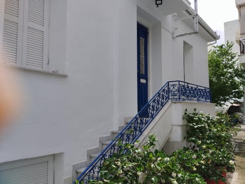 Η Ελπίδα και η Γιάννα ξεκίνησαν ένα χώρο cute Apartment in Volos