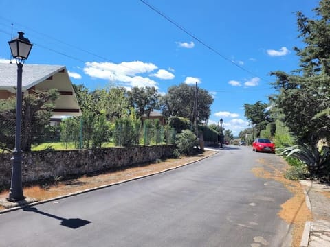 Neighbourhood, Natural landscape, Street view, Location, Parking