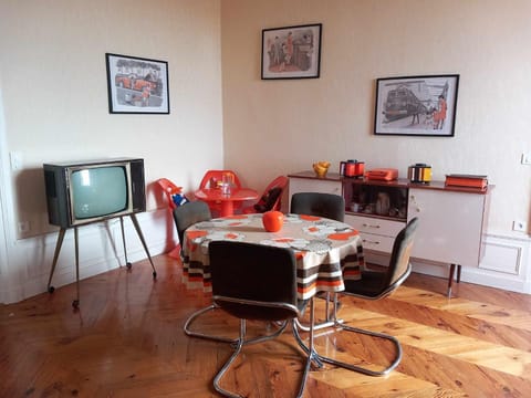 Vintage ,le paradis des enfants wifi draps parking free Apartamento in Thiers