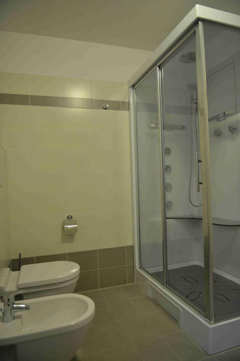 Shower, Bathroom, Spa and wellness centre/facilities