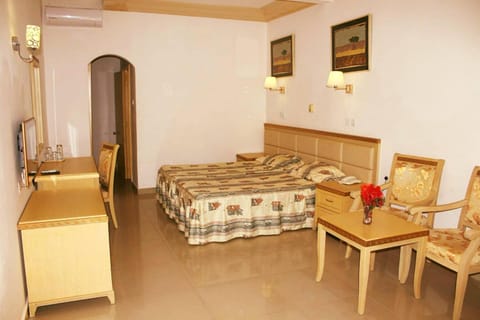 Bed, Photo of the whole room, Seating area, Bedroom, room service