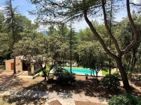 Villa Bois Romay dans le Luberon avec piscine, tennis et pétanque. Villa in French Riviera