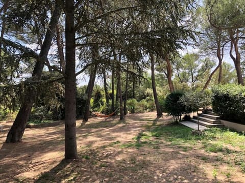 Villa Bois Romay dans le Luberon avec piscine, tennis et pétanque. Villa in French Riviera