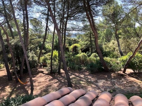 Villa Bois Romay dans le Luberon avec piscine, tennis et pétanque. Villa in French Riviera