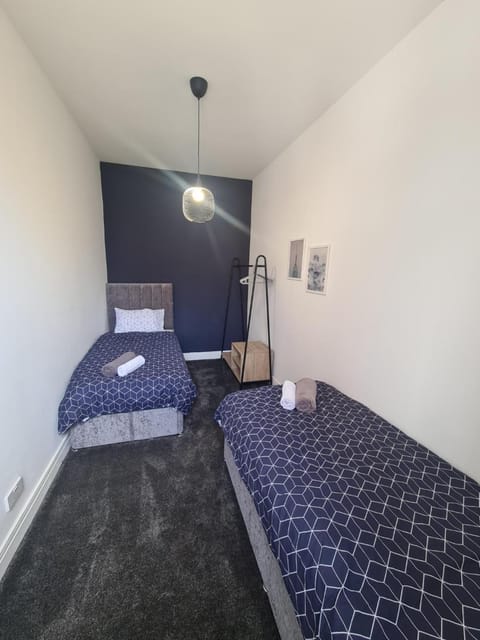 5 bed sleeps 6, 2 miles (7 mins) from city centre Apartment in Gateshead