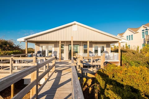 Caswell Cabana by Oak Island Accommodations Casa in Caswell Beach