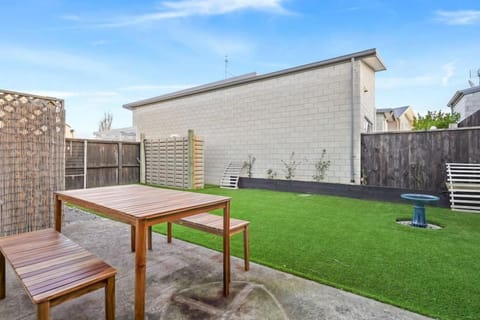 Lux Modern 3BR Family House -Fenced Yard - Big TV House in Auckland