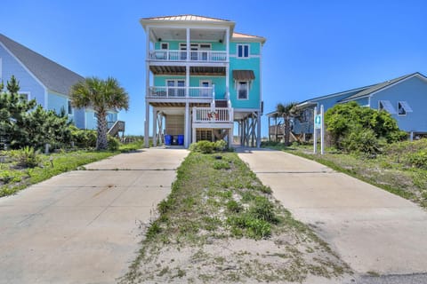 The Salty Dog by Oak Island Accommodations House in Oak Island