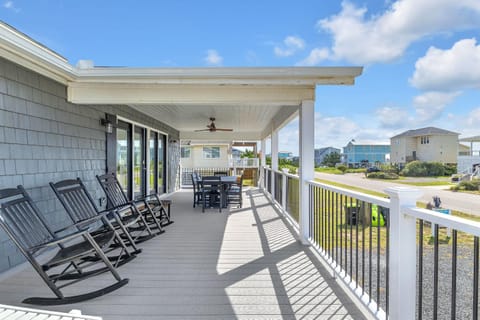 Sawyers Shore Shack by Oak Island Accommodations House in Oak Island