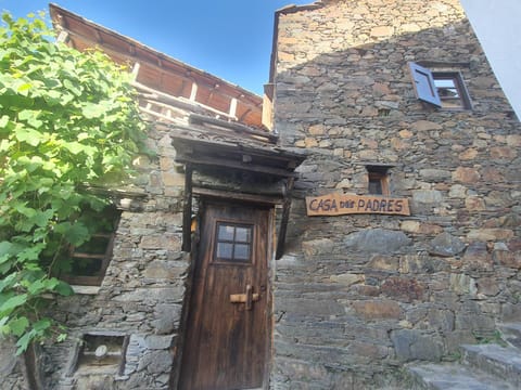 Talasnal Montanhas de Amor House in Coimbra District, Portugal