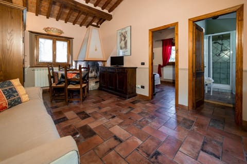 TV and multimedia, Coffee/tea facilities, Kitchen or kitchenette, Living room, Seating area, Dining area