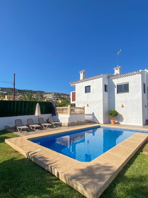 Property building, Day, Pool view, Swimming pool, sunbed