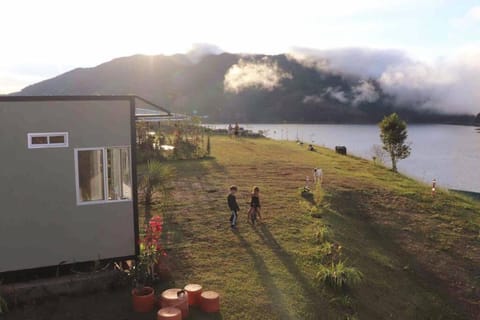 TINY HOUSE , frente al lago House in Calima