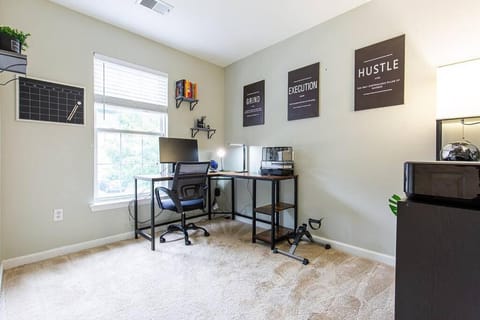 The Nest at Harmony Woods: Lux DC getaway + office Casa in Germantown