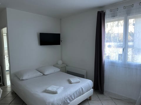 Property building, Bed, TV and multimedia, Photo of the whole room, Bedroom, towels