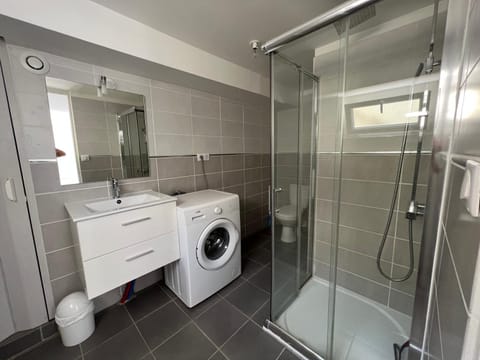 Shower, Toilet, Property building, Bathroom, towels, washing machine