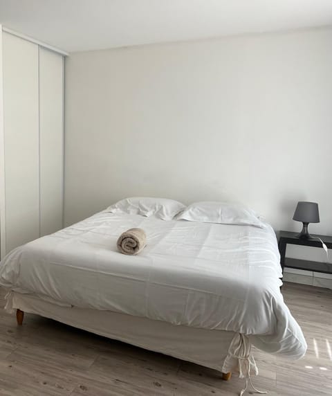 Property building, Bed, Photo of the whole room, Bedroom, towels