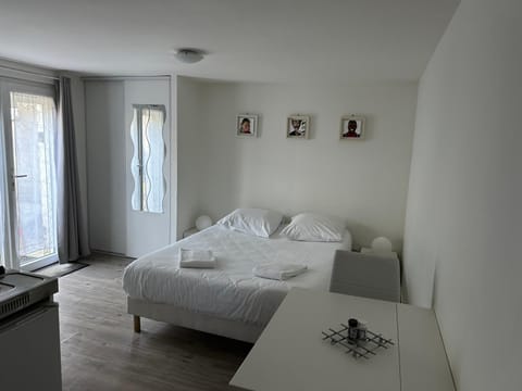 Property building, Bed, Photo of the whole room, Bedroom, towels