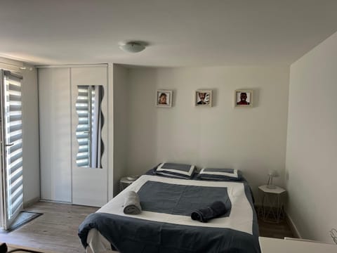 Property building, Bed, Photo of the whole room, Bedroom, towels