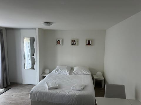 Property building, Bed, Photo of the whole room, Bedroom, towels