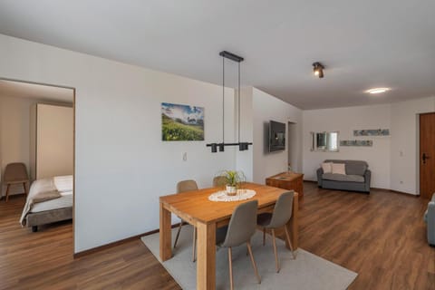 TV and multimedia, Living room, Seating area, Dining area