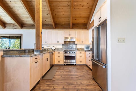 Beautiful Remodel with Chef's Kitchen - Sky High #14 House in Calaveras County