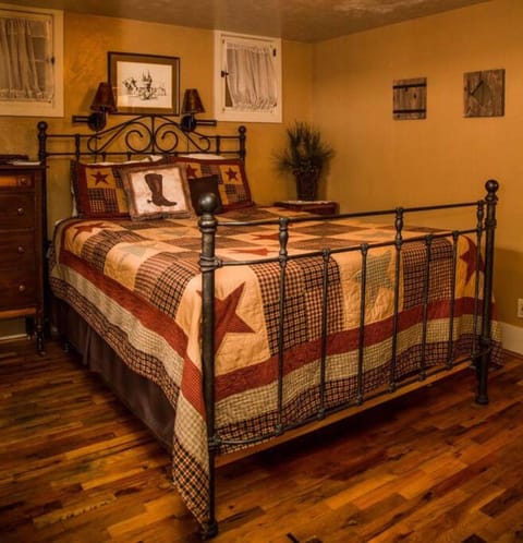 Mummy Mtn Suite 1 Bedroom suite with fireplace and jacuzzi tub Haus in Estes Park