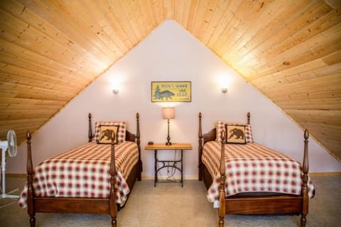 Twin Owls Lodge, Great for families Master bedroom, Loft, full kitchen, Dogs OK Casa in Estes Park