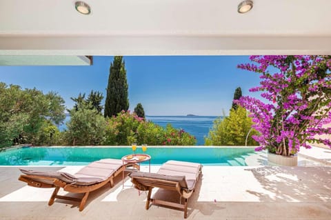 Property building, Patio, Swimming pool, Drinks