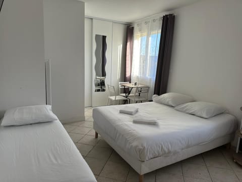 Property building, Bed, Photo of the whole room, Bedroom, towels