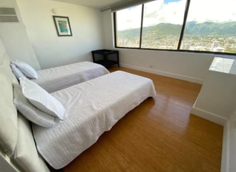 Apartment With Beautiful View in Hawaii Condo in McCully-Moiliili