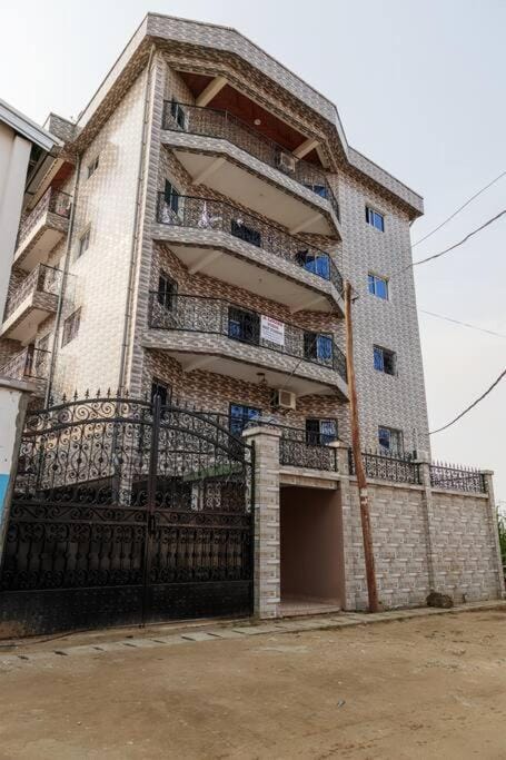 Beautiful- 1 Bedroom Apartment - Parking on site Condominio in Douala
