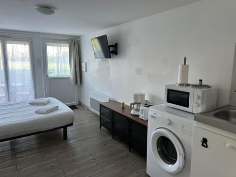 Property building, Bed, TV and multimedia, Coffee/tea facilities, Kitchen or kitchenette, Photo of the whole room, Bedroom, minibar, towels, washing machine